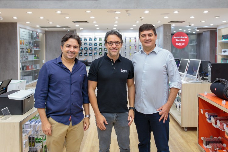 Sócios Pedro Ivo, Francisco Marinho e Custódio Azevedo reinauguram a Ibyte do Shopping Iguatemi