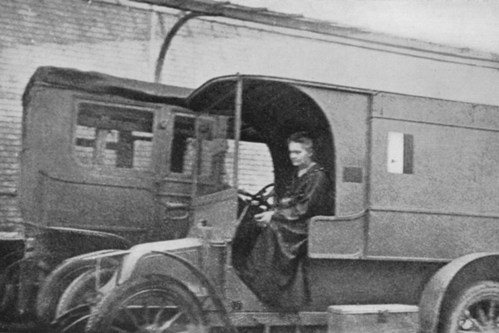 Marie Curie em um veículo móvel de raios X c. 1915 (Foto: Desconhecido - Eve Curie: Madame Curie. S. 329)