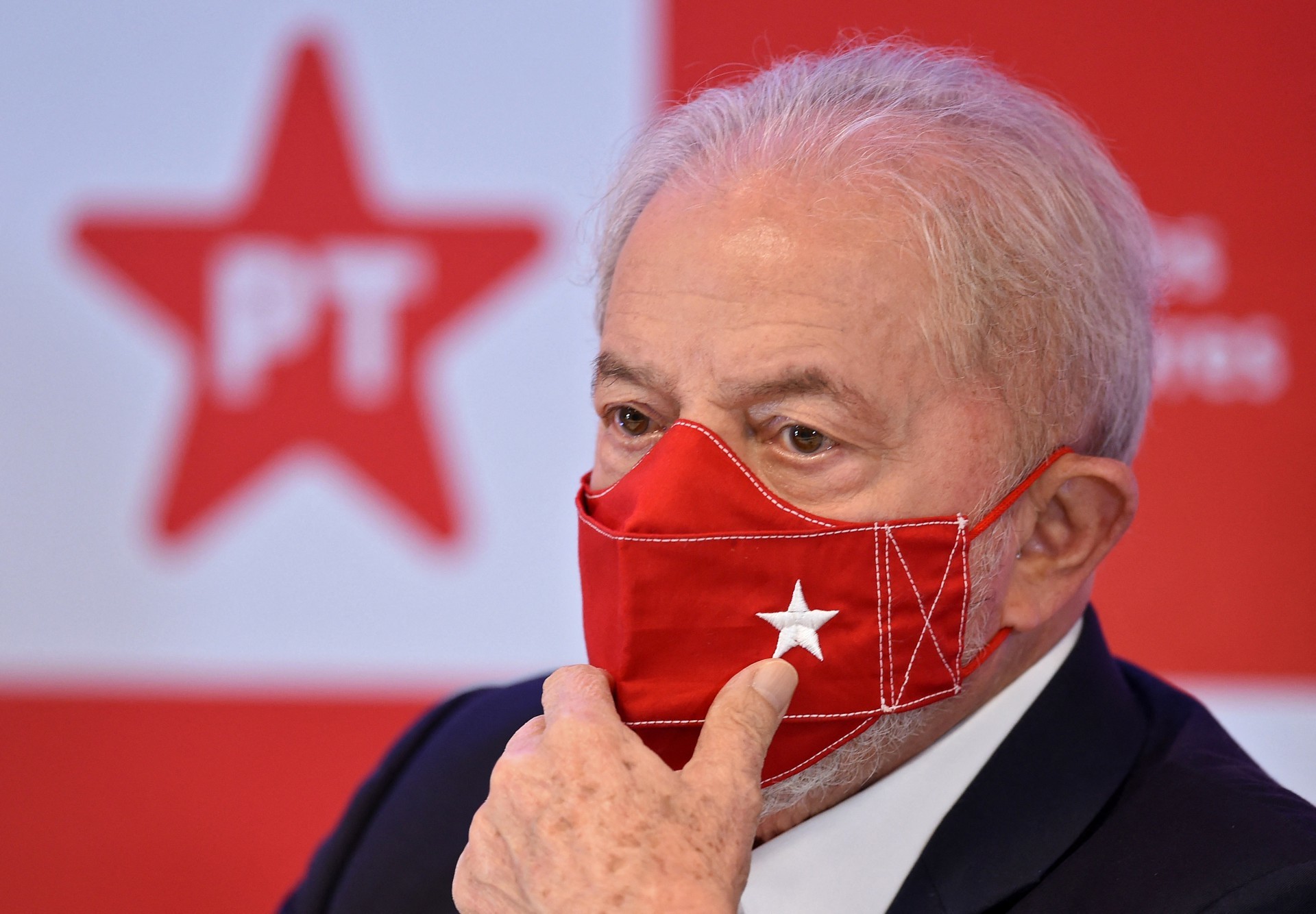 O ex-presidente brasileiro Luiz Inácio Lula da Silva fala durante uma entrevista coletiva em Brasília em 8 de outubro de 2021(Foto: EVARISTO SA / AFP)