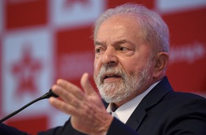 O ex-presidente brasileiro Luiz Inácio Lula da Silva fala durante uma entrevista coletiva em Brasília em 8 de outubro de 2021