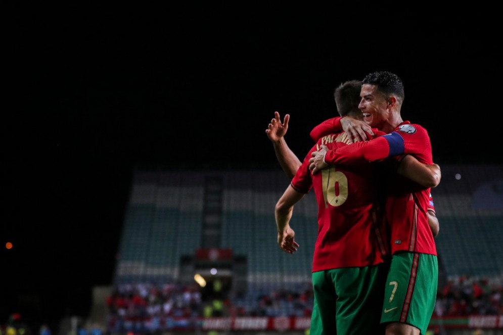 Meio-campista de Portugal João Palhina comemora com Cristiano Ronaldo após marcar durante jogo das Eliminatórias para a Copa do Mundo 2022 entre Portugal e Luxemburgo, no estádio Algarve, em Portugal, em 12 de outubro de 2021