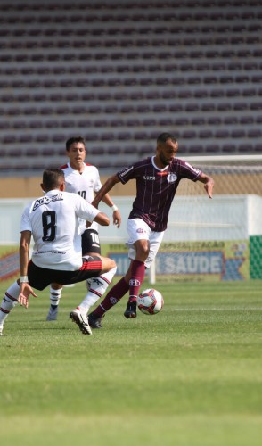 Lance do primeiro tempo da partida em Araraquara
(foto: Divulgação/Tiago Pavini/Ferroviária)