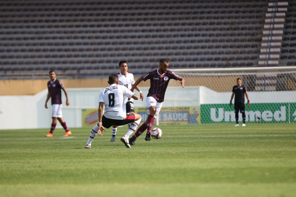 Lance do primeiro tempo da partida em Araraquara
