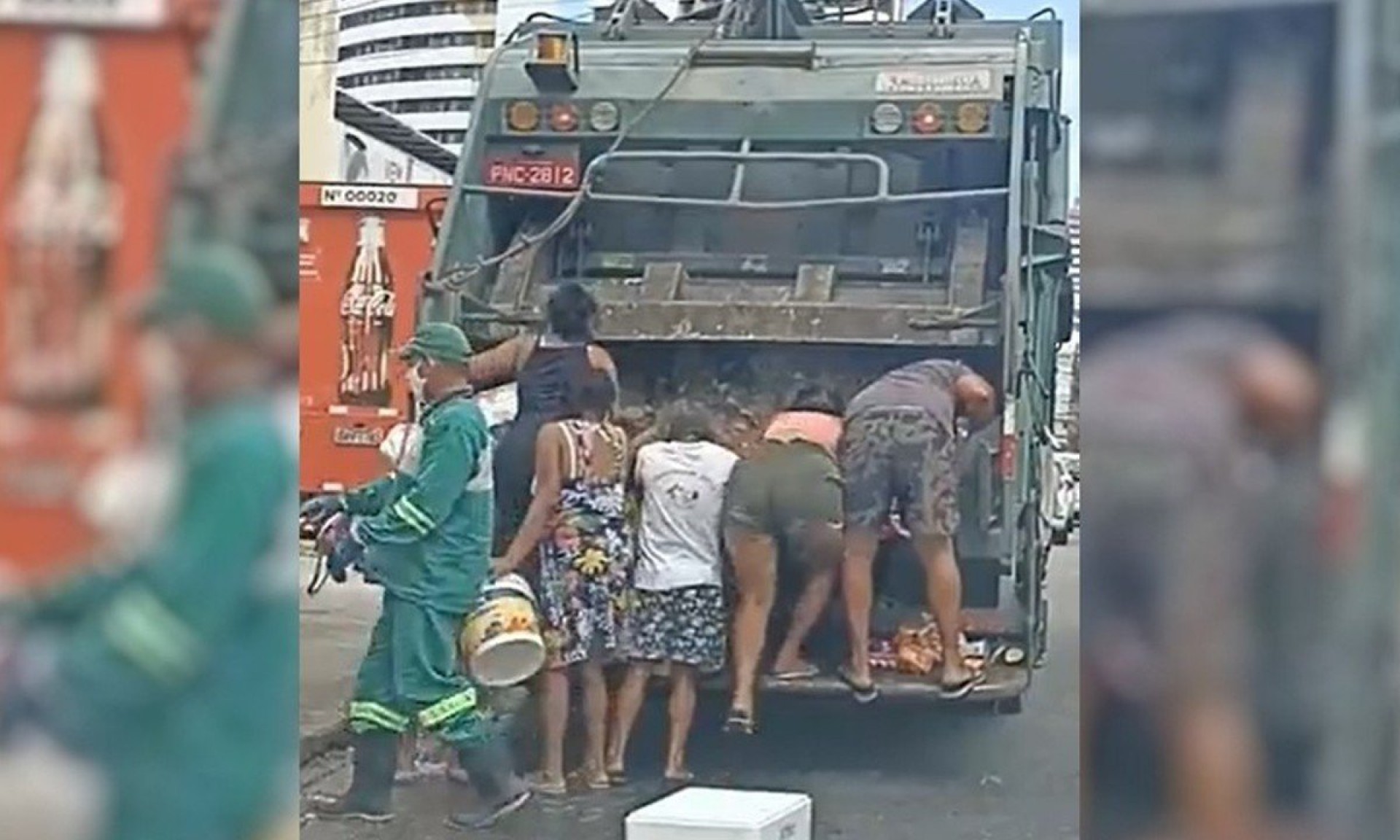 ￼A imagem da fome no Brasil. Pessoas catam comida do caminhão de lixo (Foto: REPRODUÇÃO)