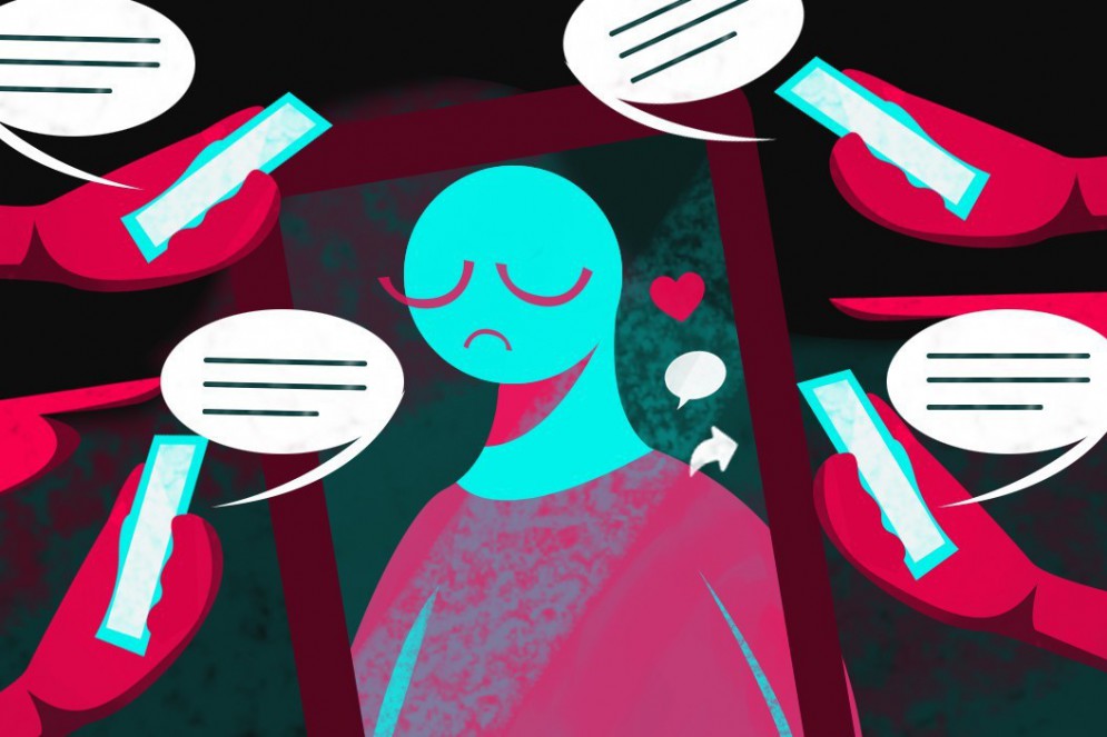 Nas redes sociais, ao misturar encorajamento genuíno com veneno sutil, influenciadores transformam as lutas de jovens e homens em armas, transformando as dificuldades em radicalização. Na ilustração de Isac Bernardo, uma figura triste aparece no centro de uma tela de celular, cercado por dedos apontados e balões de fala(Foto: ISAC BERNARDO)