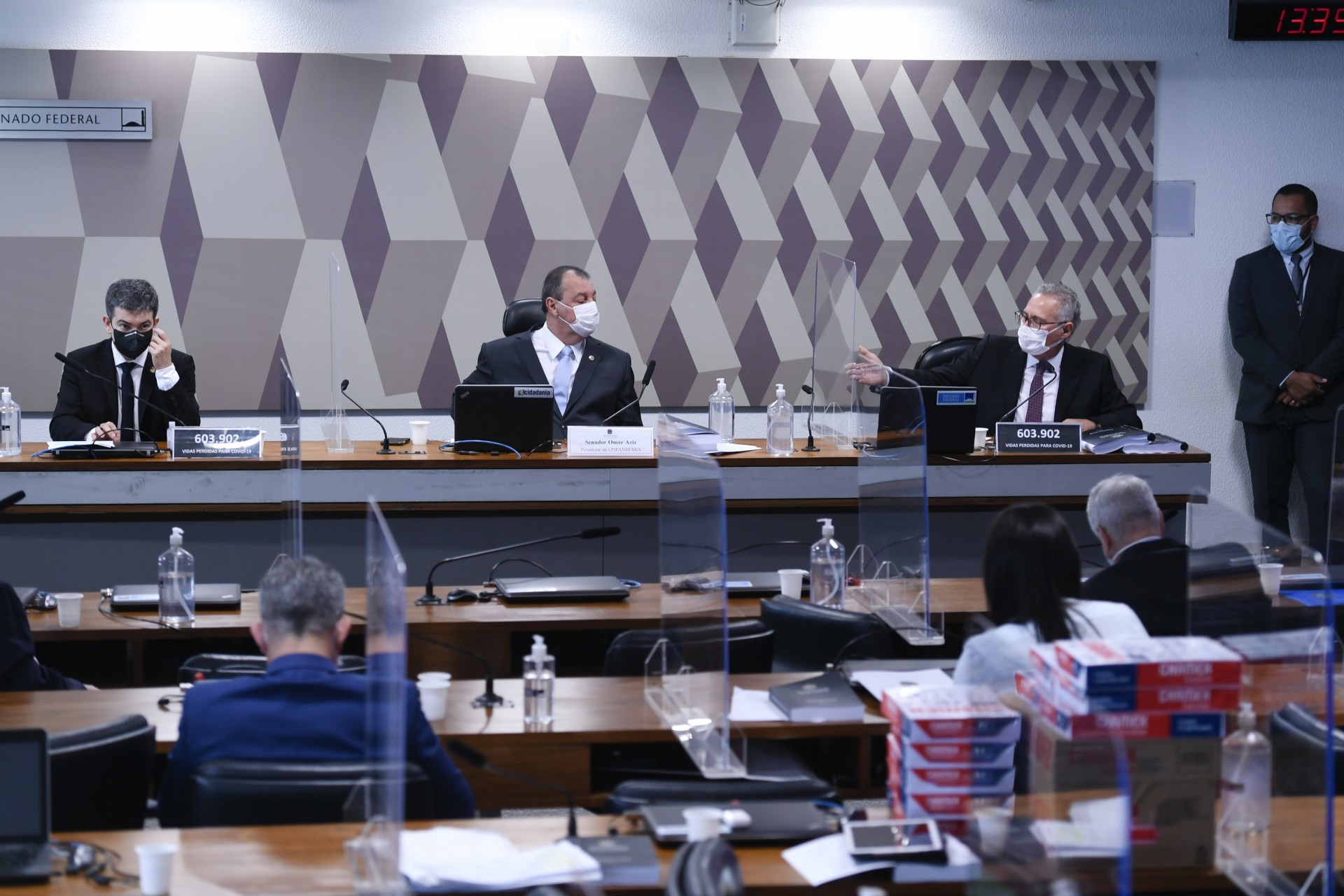 ￼MEMBROS da comissão cobram celeridade da PGR na apuração das denúncias contidas no relatório (Foto: Edilson Rodrigues/Agência Senado)