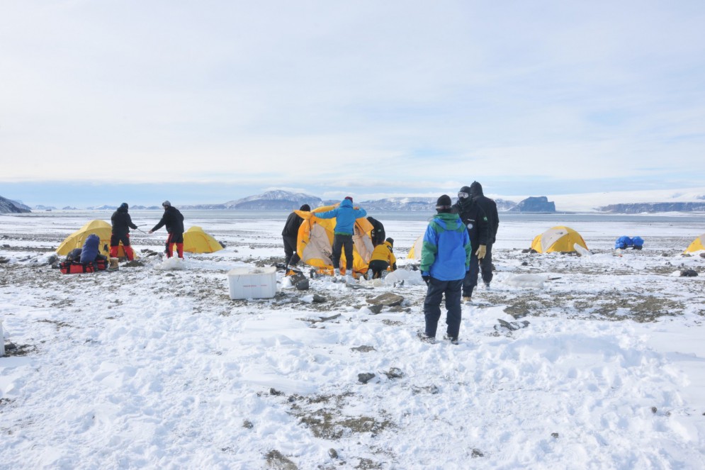 Dividiram o acampamento seis pesquisadores brasileiros, cinco pesquisadores de outros projetos e mais três alpinistas que cuidavam da segurança do grupo.(Foto: Divulgação)