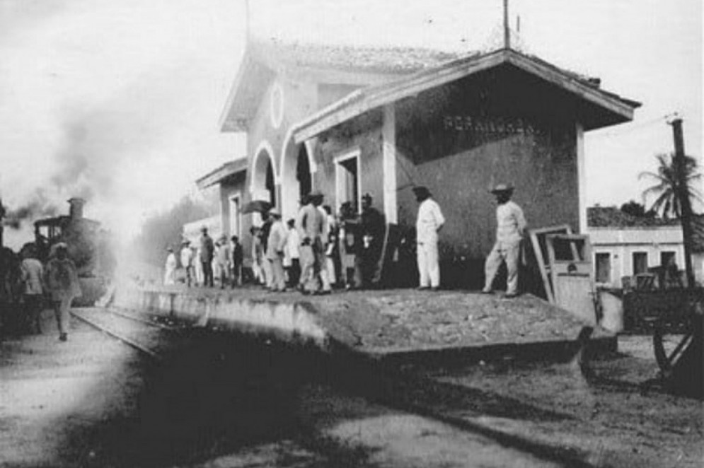 Estação de Arronches, hoje Parangaba, inaugurada em 1873, em estilo chalé inglês. Esse imóvel foi substituído em 1923 pelo atual(Foto: Acervo Rede Ferroviária Federal S/A (RFFSA))