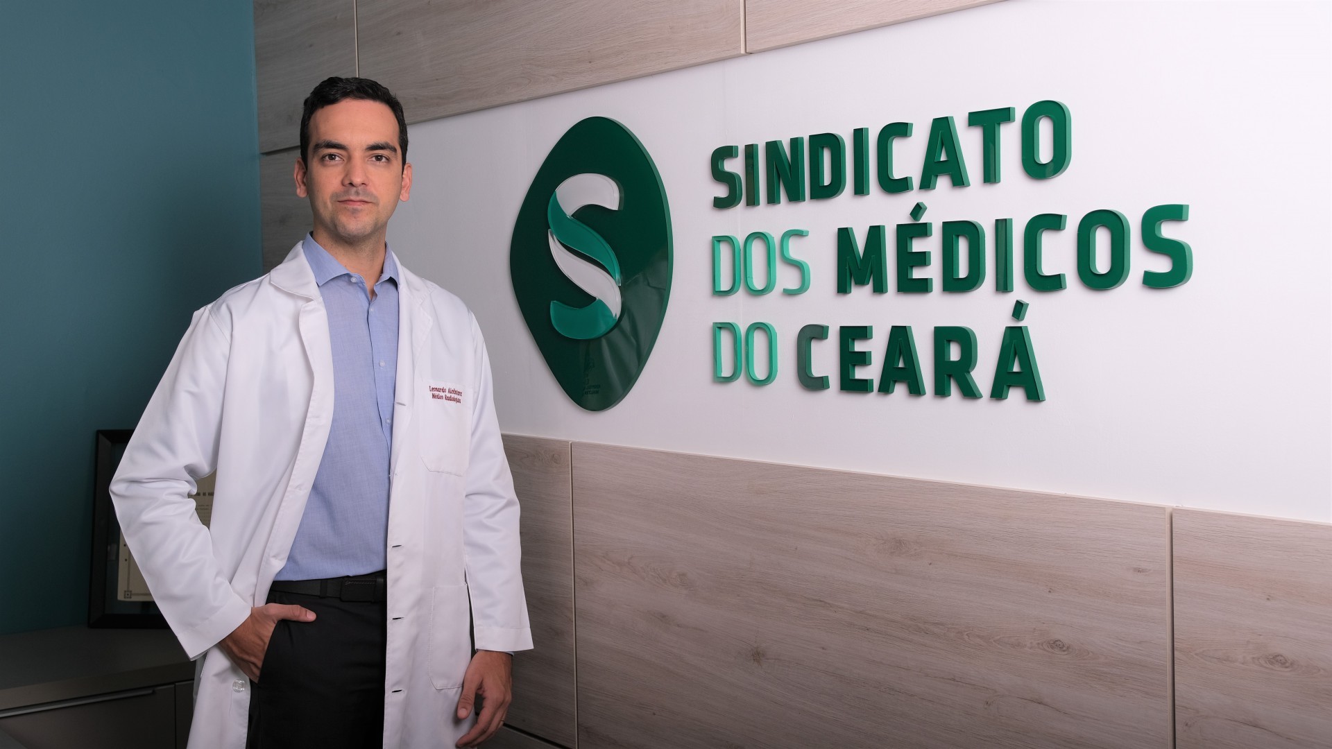 Leonardo Alcântara, presidente do Sindicato dos Médicos, recebe comenda do Jornal do Médico