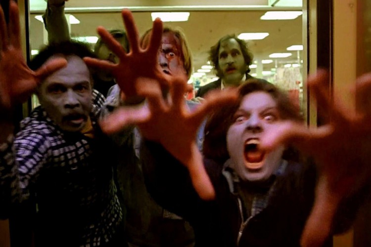 Após os acontecimentos de 'A Noite dos Mortos-Vivos' (1968), que mostra o início de uma epidemia de zumbis nos EUA, um grupo se refugia em um shopping local para tentar escapar(Foto: divulgação)