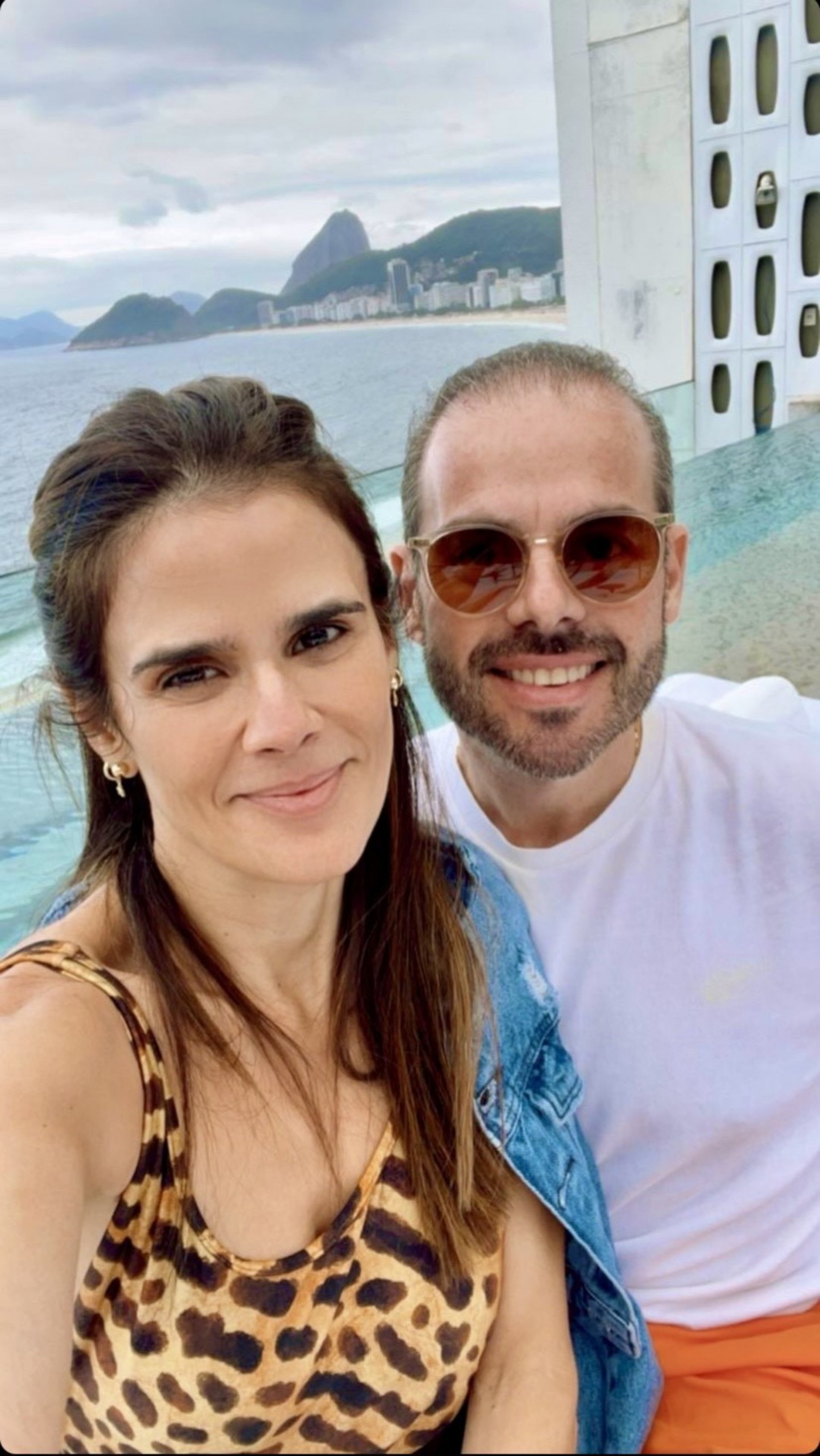 Niedja e Prisco Bezerra juntos com os filhos comemorando duas datas. Aniversário de casamento e aniversário dele, último dia 9, no cenário de Côte d'Azur. O carinho marcando todos os momentos