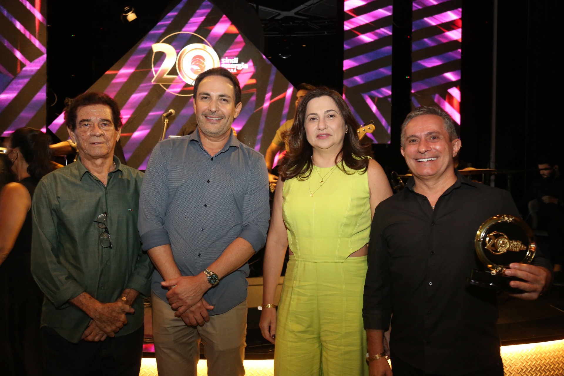 (Foto: JOÃO FILHO TAVARES)Todos os presidentes do Sindienergia-CE nesses 20 anos: Elias do Carmo, Luis Carlos Queiroz (atual), Flávia Lima e Benildo Aguiar