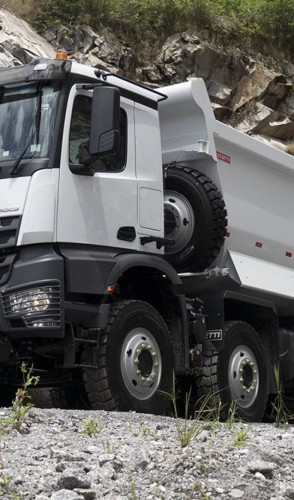 É um 8x4, extrapesado basculante, capacidade técnica para até 58 toneladas de PBT (peso bruto total) e 150 toneladas de CMT (capacidade máxima de tração)(foto: DIVULGAÇÃO)