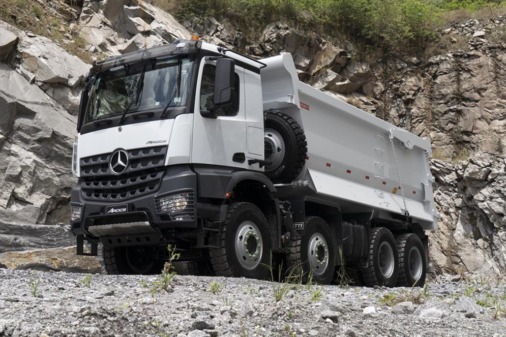 É um 8x4, extrapesado basculante, capacidade técnica para até 58 toneladas de PBT (peso bruto total) e 150 toneladas de CMT (capacidade máxima de tração)