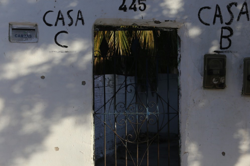 Marcas de bala em casa no Curió(Foto: FABIO LIMA/O POVO)
