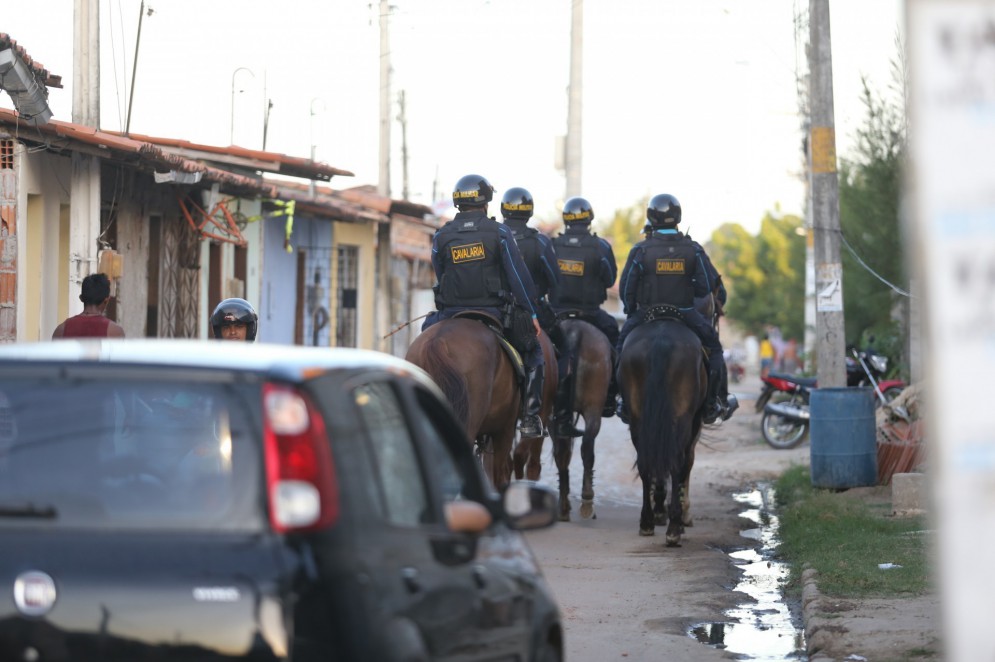 Movimentação nas horas seguintes à chacina, com policiamento reforçado(Foto: FABIO LIMA/O POVO)