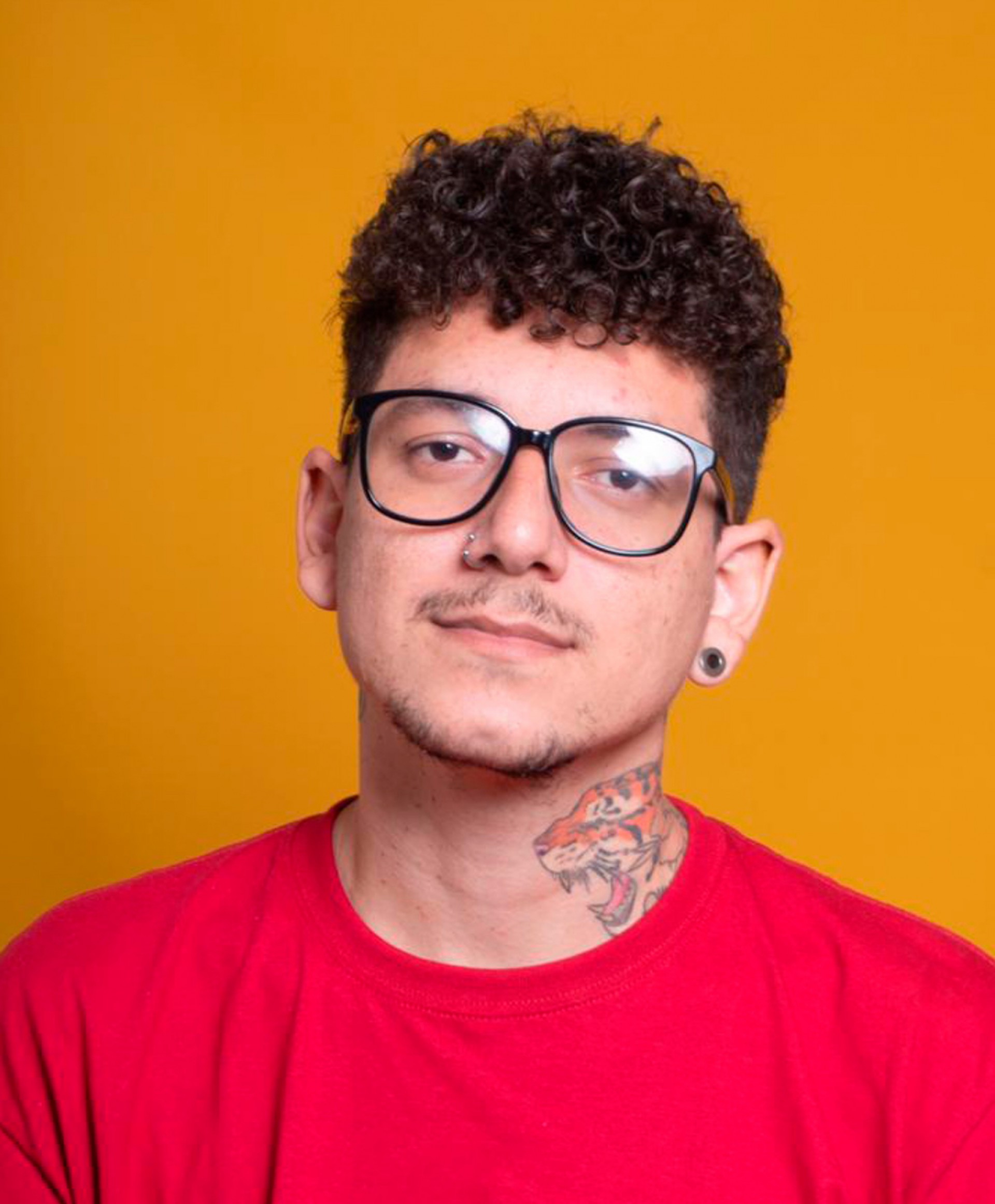 O designer e artista Lucas Jansen aposta em especial na colagem digital como linguagem para se expressar (Foto: Natália Marques / divulgação)