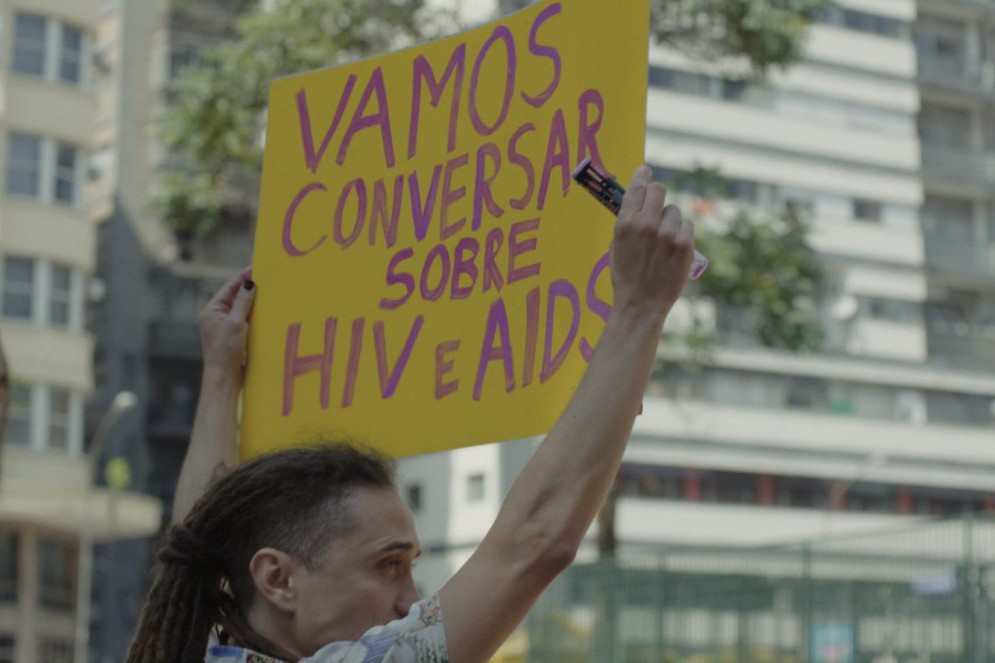 A produção "Deus tem aids" aborda a sorofobia, preconceito sofrido por pessoas que convivem com o HIV, e as traz ao centro da discussão(Foto: Divulgação)