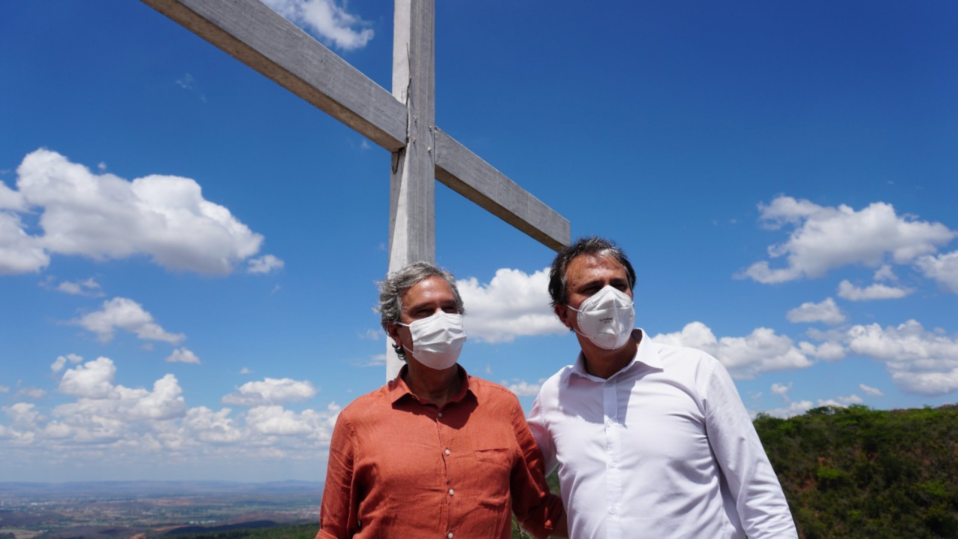 Tiago e Camilo Santana, em recente foto no Cruzeiro do Caldas, em Barbalha. Quando crianças, os dois irmãos faziam alpinismo para chegar lá, agora usam o teleférico