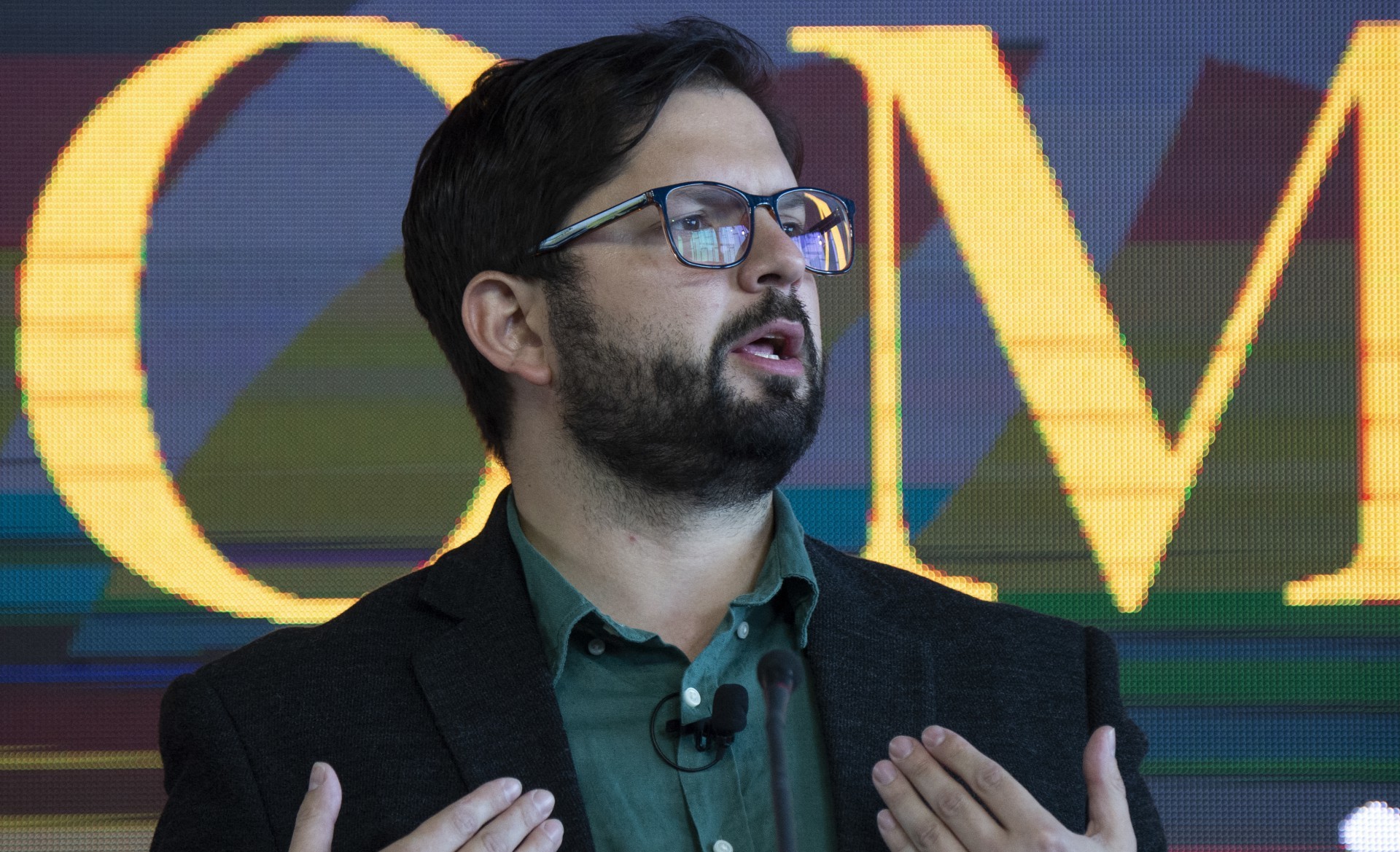 O candidato presidencial chileno pelo partido Apruebo Dignidad Gabriel Boric gesticula ao falar durante um debate no Instituto Chileno de Administração Racional de Empresas (ICARE), em Santiago, em 11 de novembro de 2021. O Chile realizará eleições presidenciais em 21 de novembro.(Foto: MARTIN BERNETTI / AFP)