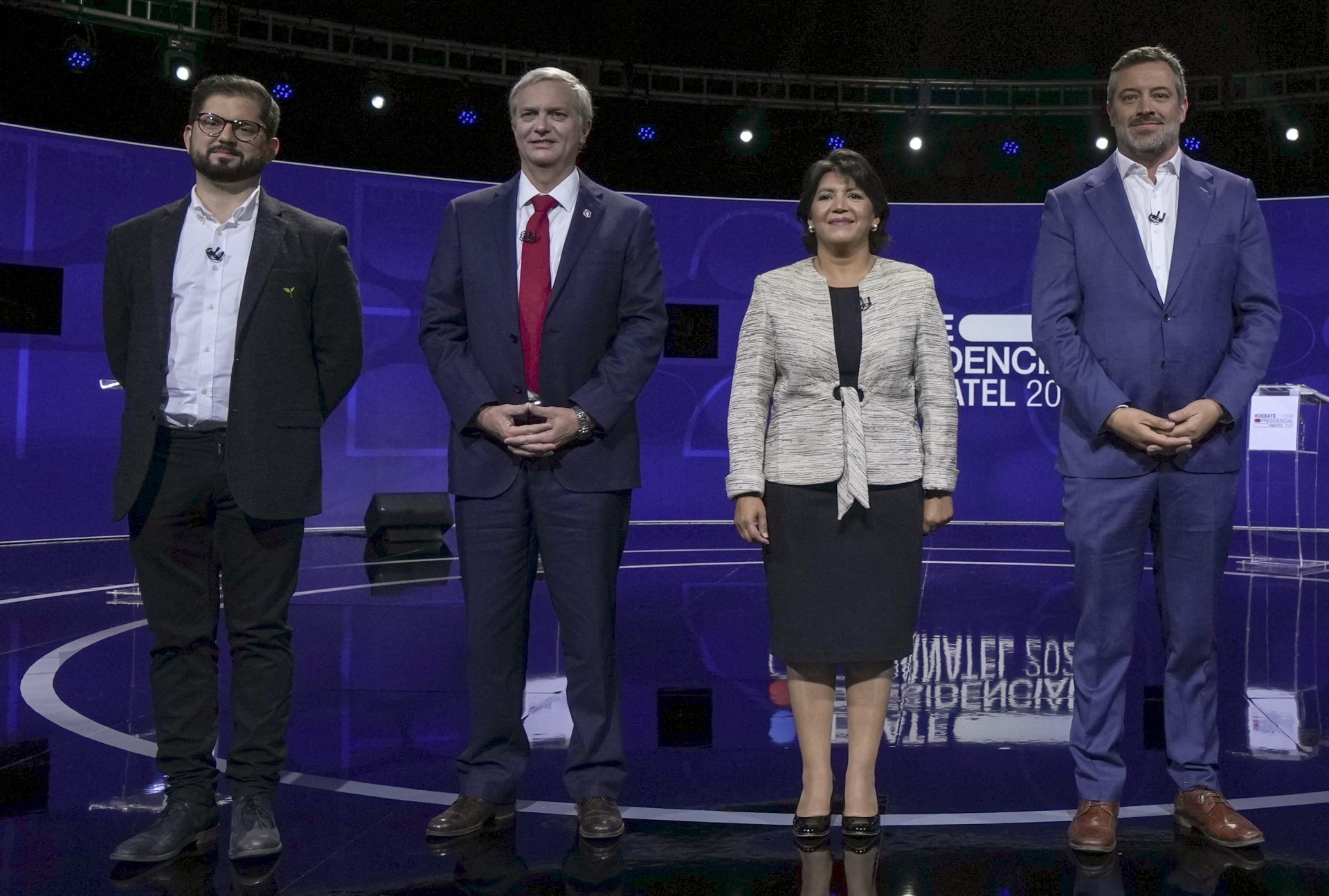 CANDIDATOS Gabriel Boric, Jose Antonio Kast, Yasna Provoste e Sebastian Sichel posam antes de um debate na TV em Santiago (Foto: ESTEBAN FELIX / POOL / AFP)