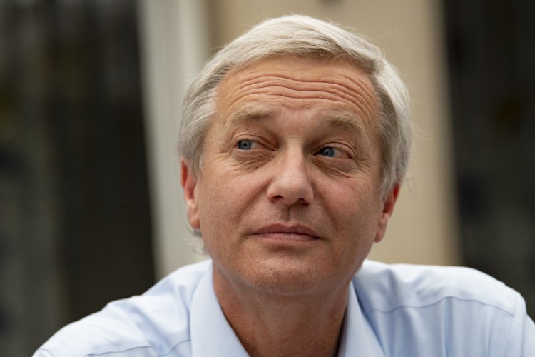 Candidato presidencial chileno pelo partido Republicano Jose Antonio Kast, gesticula durante entrevista coletiva em Santiago, em 12 de novembro de 2021. Chile realiza eleições presidenciais em 21 de novembro de 2021.(Foto: MARTIN BERNETTI / AFP)