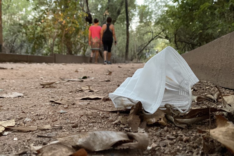 Em meio a ameaças de novas ondas da Covid, outras pandemias já batem à porta. IMAGEM  no Parque Estadual do Cocó, onde máscaras viram lixo(Foto: DEMITRI TÚLIO)