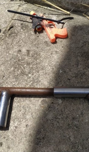 Material apreendido pela Guarda Municipal ao ser acionada por trabalhadores de empresa de internet ameaçados por criminosos(foto: Divulgação/Guarda Municipal de Aquiraz)