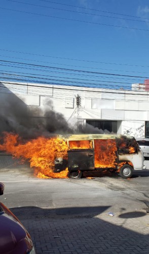 Kombi pegou fogo por volta das 15h15min desta quarta-feira, 26, no bairro Aldeota(foto: Aurélio Alves)