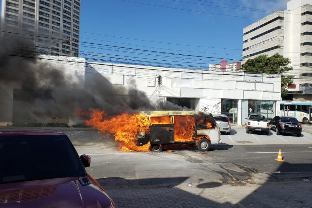 Kombi pegou fogo por volta das 15h15min desta quarta-feira, 26, no bairro Aldeota