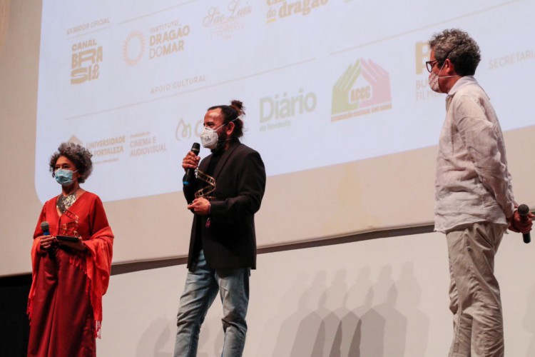 O 31º Cine Ceará - Festival Ibero-americano de Cinema homenageou a atriz Marta Aurélia e o cineasta Halder Gomes com o Troféu Eusélio Oliveira na noite deste sábado, 27(Foto: Barbara Moira)