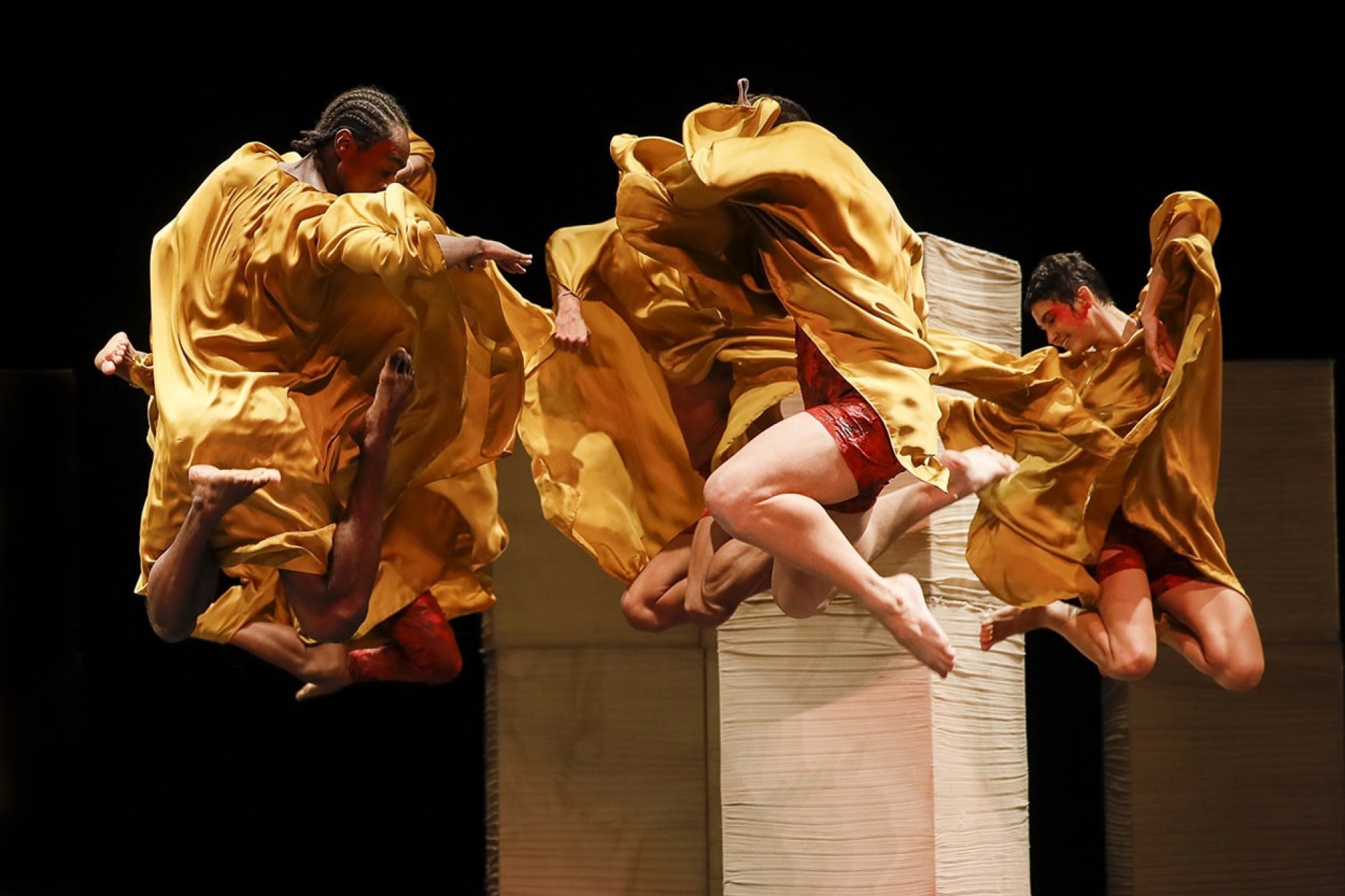 Com coreografia e direção de Deborah Colker, 'Cura' tem ainda música de Carlinhos Brown e dramaturgia de Nilton Bonder (Foto: Leo Aversa / divulgação)
