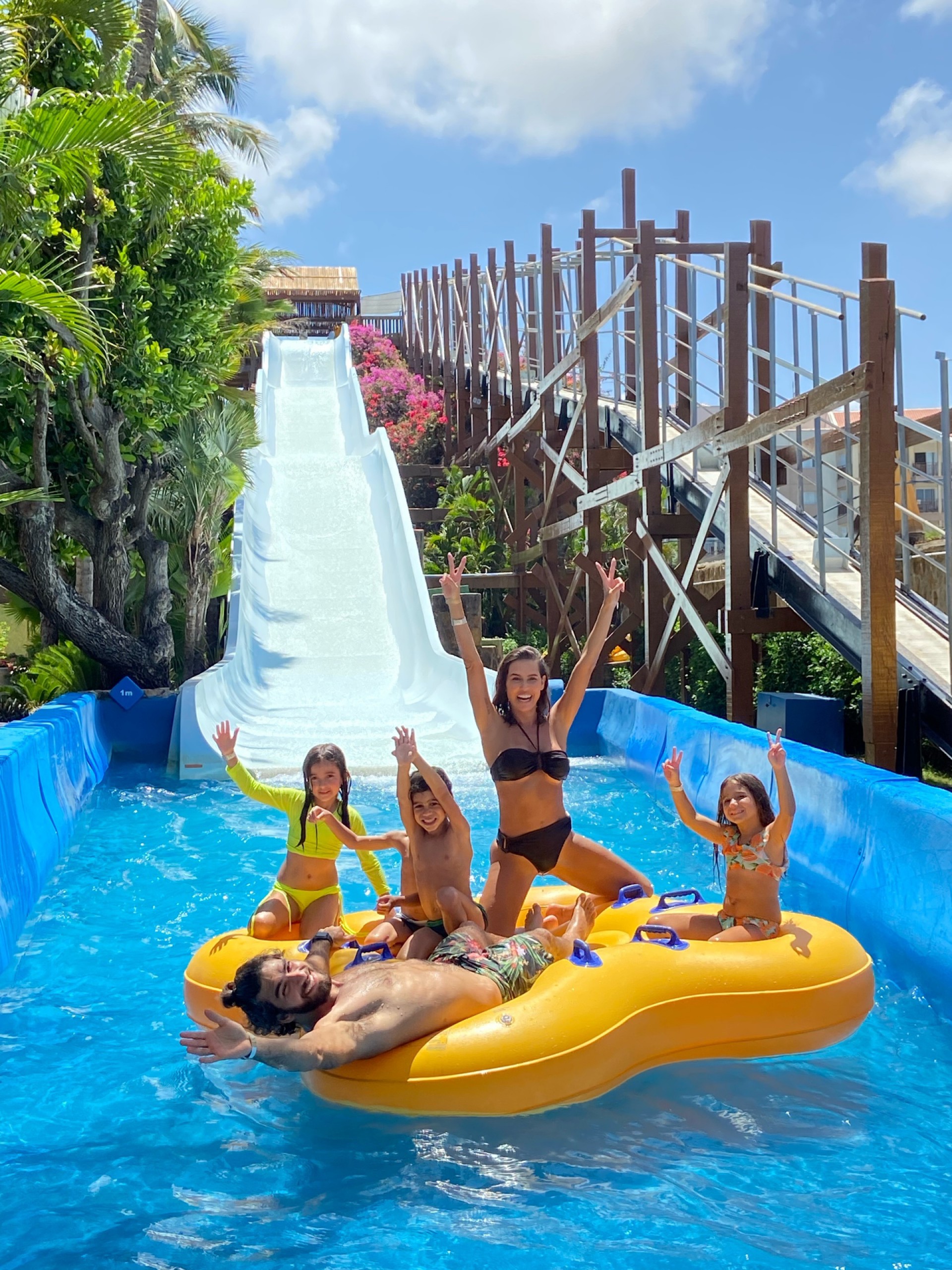 Deborah Secco, o marido Hugo Moura, filha Maria e amigos no Beach Park