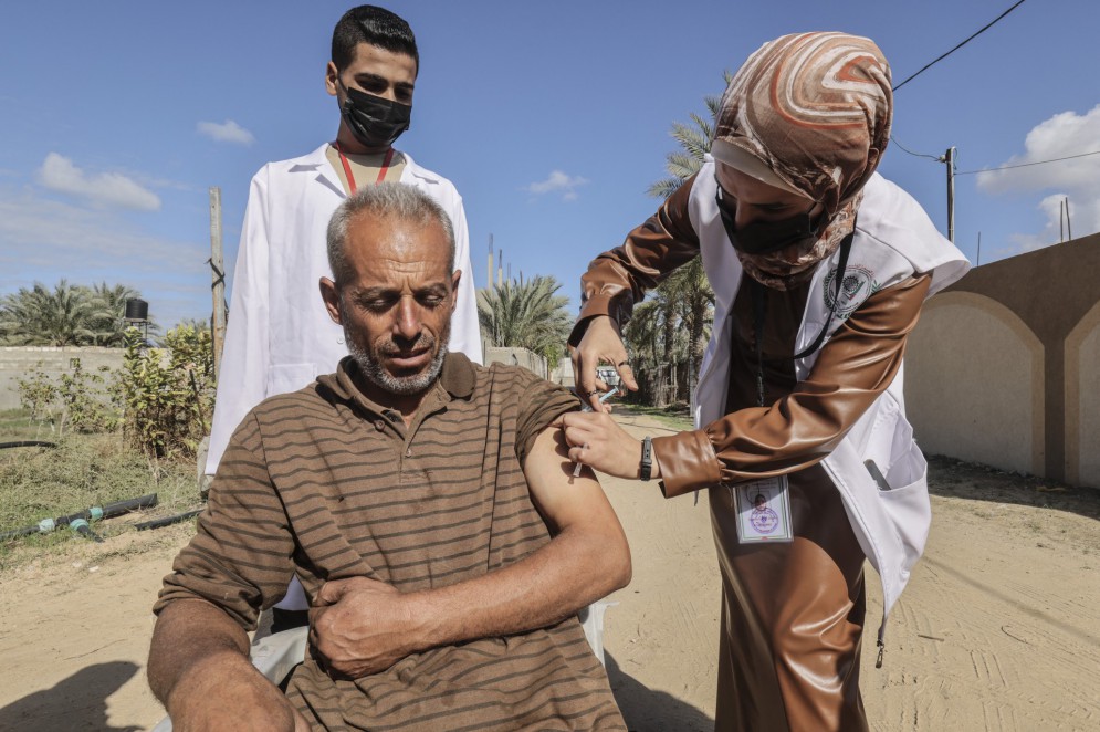 Palestino é vacinado contra Covid-19 em campanha na Faixa de Gaza.(Foto: SAID KHATIB / AFP)