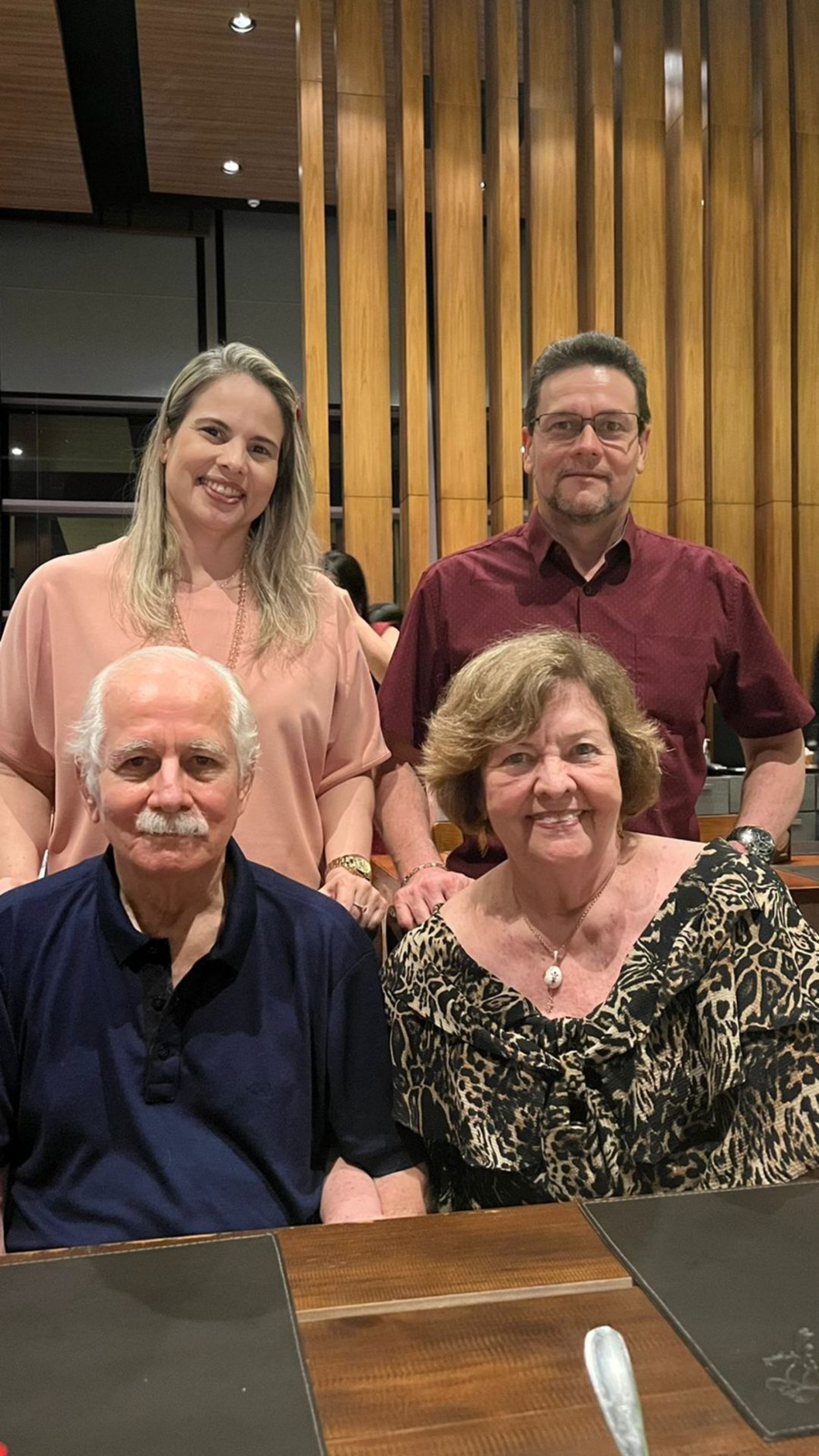 Neysse teve jantar comemorativo, marcando sua troca de idade. Das netas queridas Iara e Luísa veio a dosagem maior de carinho, que acompanhou a dos filhos Fabíola e Gustavo e do amado José Maria Andrade (foto)