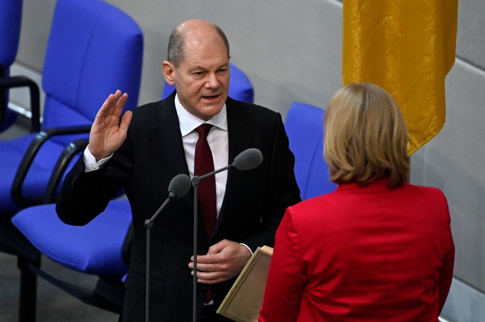 Olaf Scholz faz juramento diante da presidente do parlamento(Foto: John MACDOUGALL / AFP)