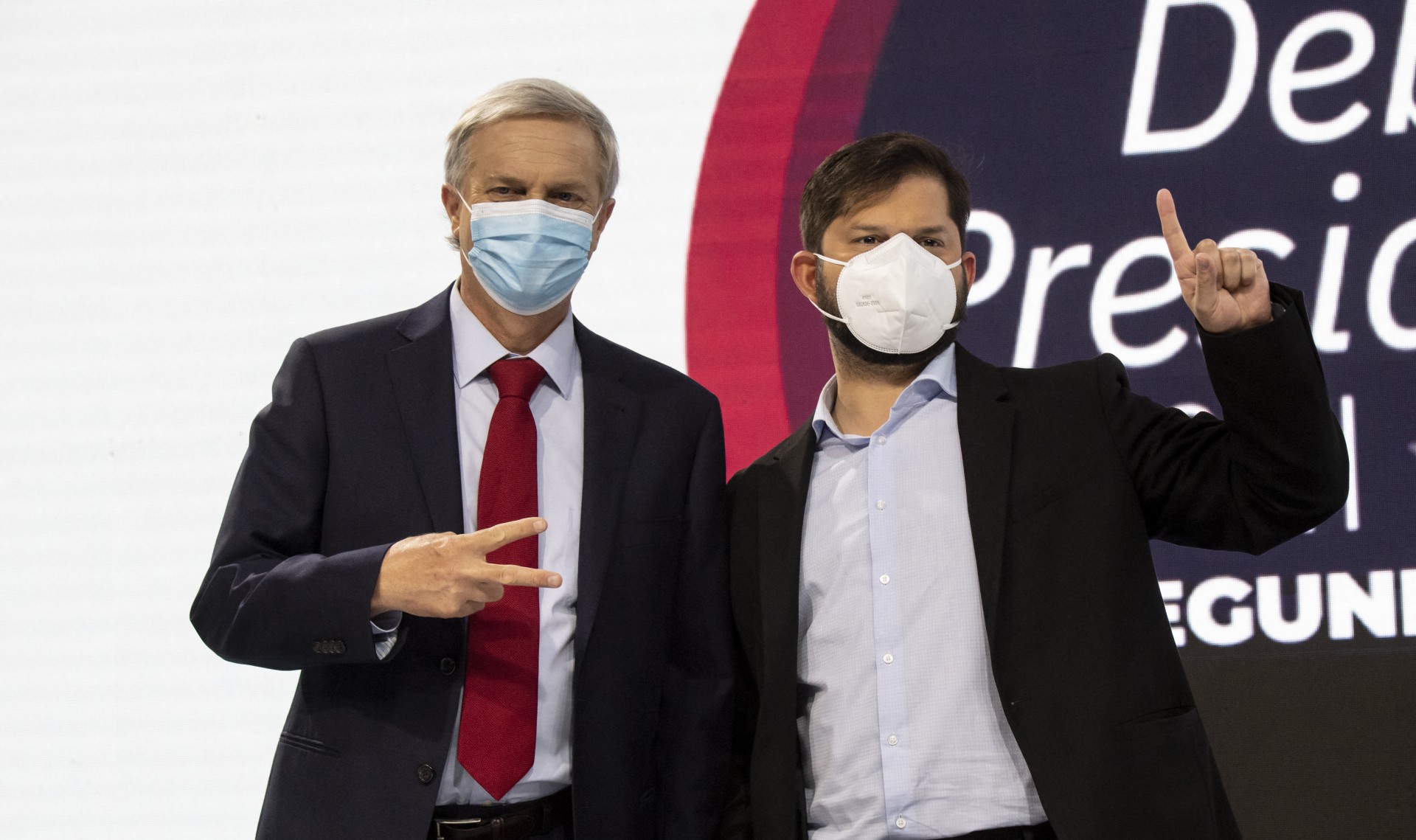 CANDIDATOS no 2º turno chileno, José Antonio Kast e Gabriel Boric (Foto: MARTIN BERNETTI / AFP)