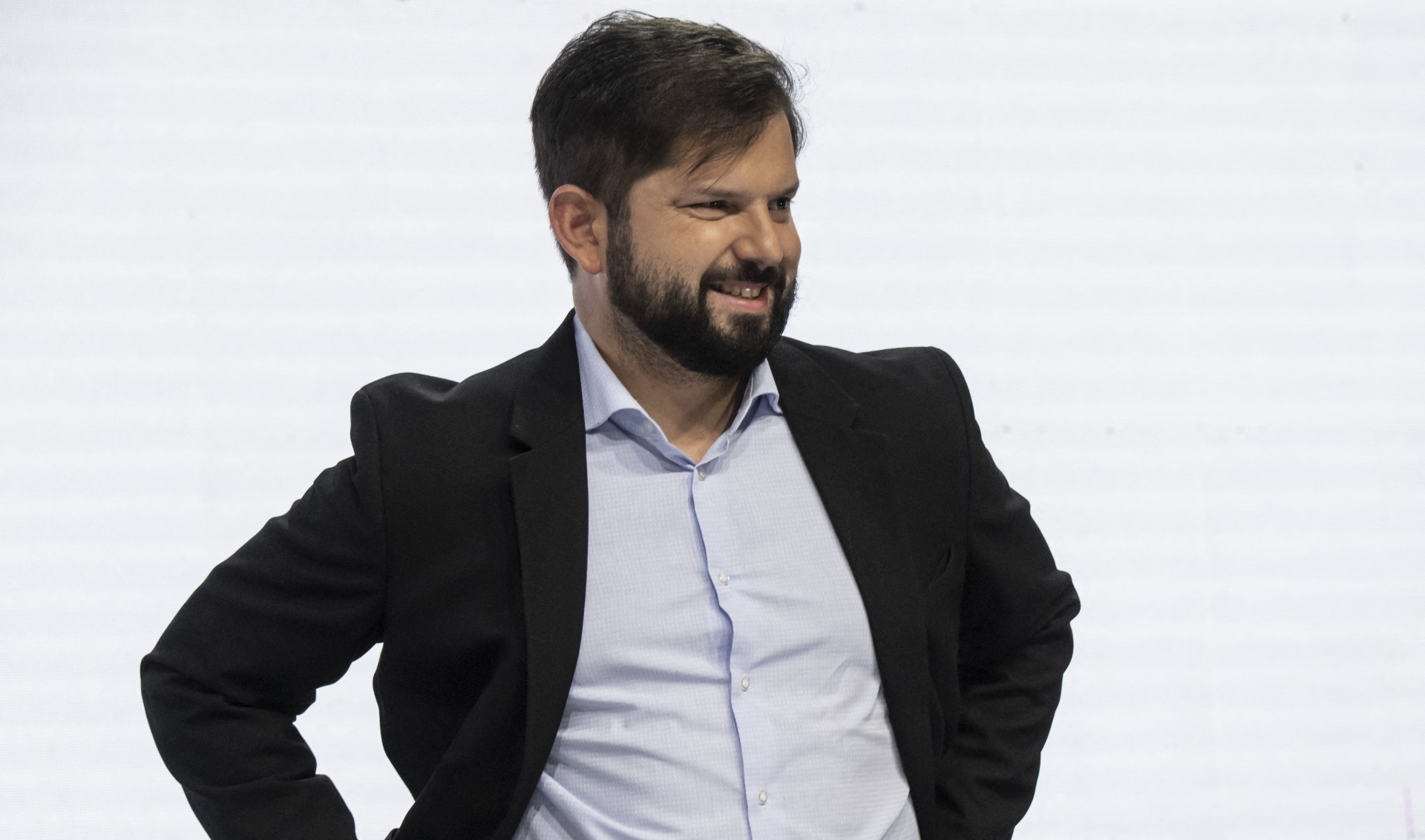 O candidato presidencial chileno Gabriel Boric, do partido Apruebo Dignidad, chega para um debate presidencial em Santiago em 10 de dezembro de 2021, antes do segundo turno presidencial. (Foto: MARTIN BERNETTI / AFP)