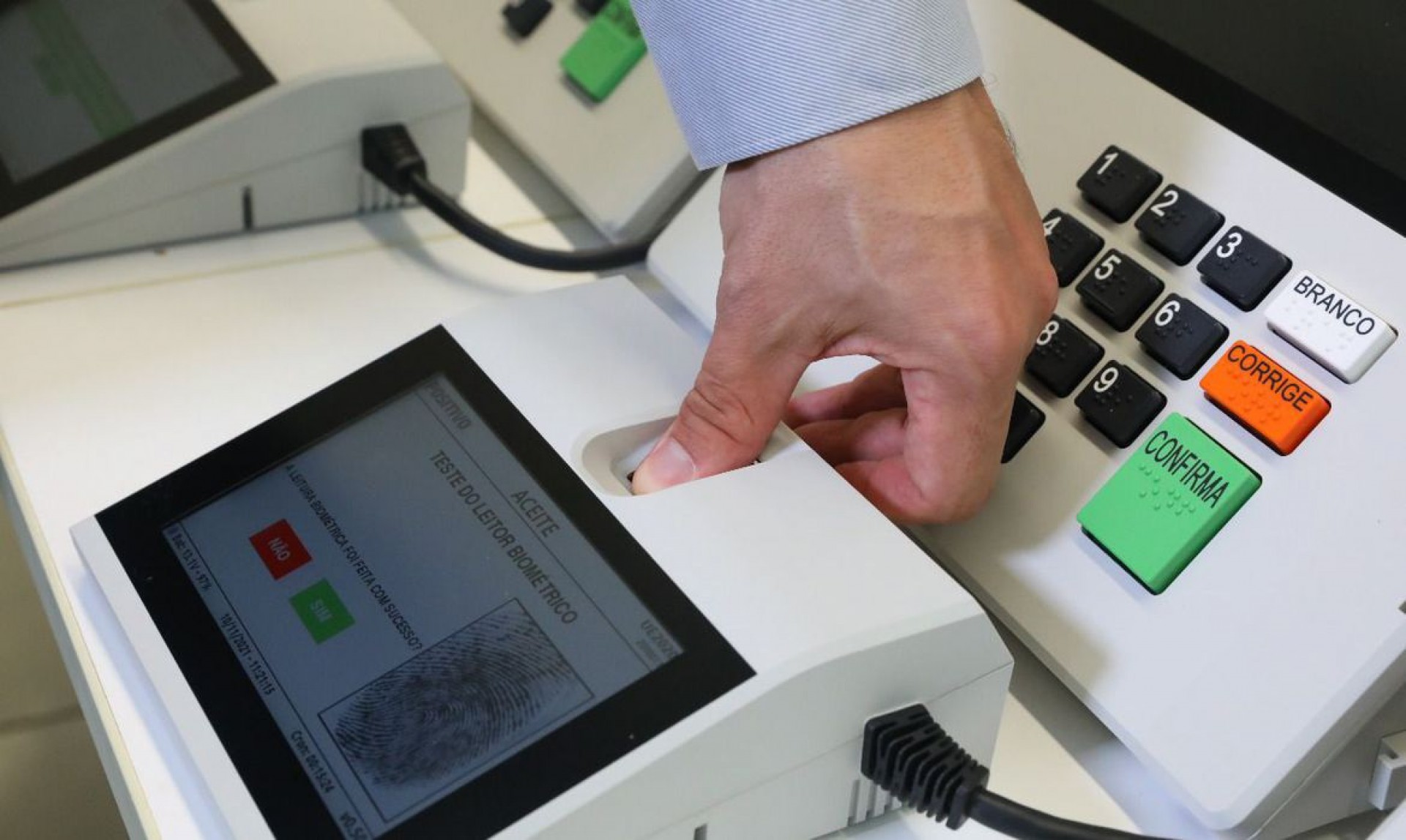 Nova urna eletrônica é apresentada com sistema biométrico(Foto: TSE)