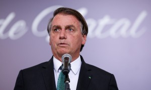 Bolsonaro mente, ataca governadores e critica passaporte vacinal 