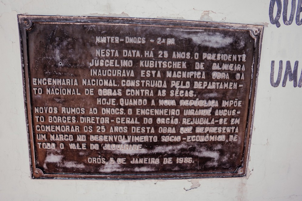 Placa comemorativa da inauguração do Orós(Foto: JULIO CAESAR)