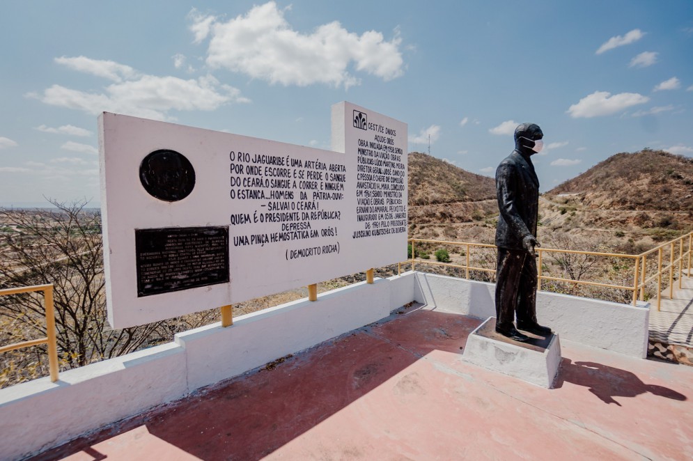 Monumento em comemoração pela inauguração do Orós, com alusão à poesia de Demócrito Rocha(Foto: JULIO CAESAR)