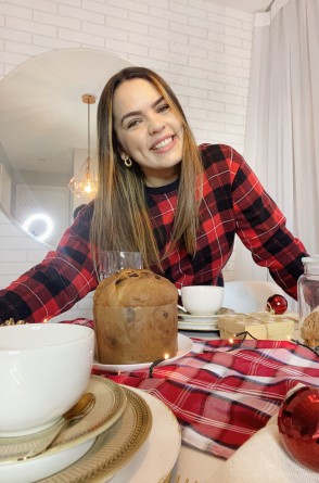 Na proposta de café da manhã do dia 25 de dezembro, Ana Karenyna usa uma blusa em xadrez, combinando com a toalha de mesa. O 