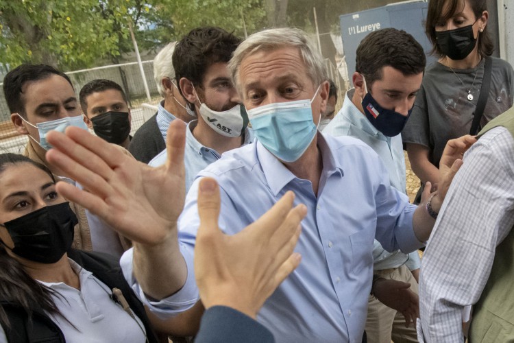 José Antonio Kast, candidato a presidente do Chile, cumprimenta apoiadores(Foto: MARTIN BERNETTI / AFP)
