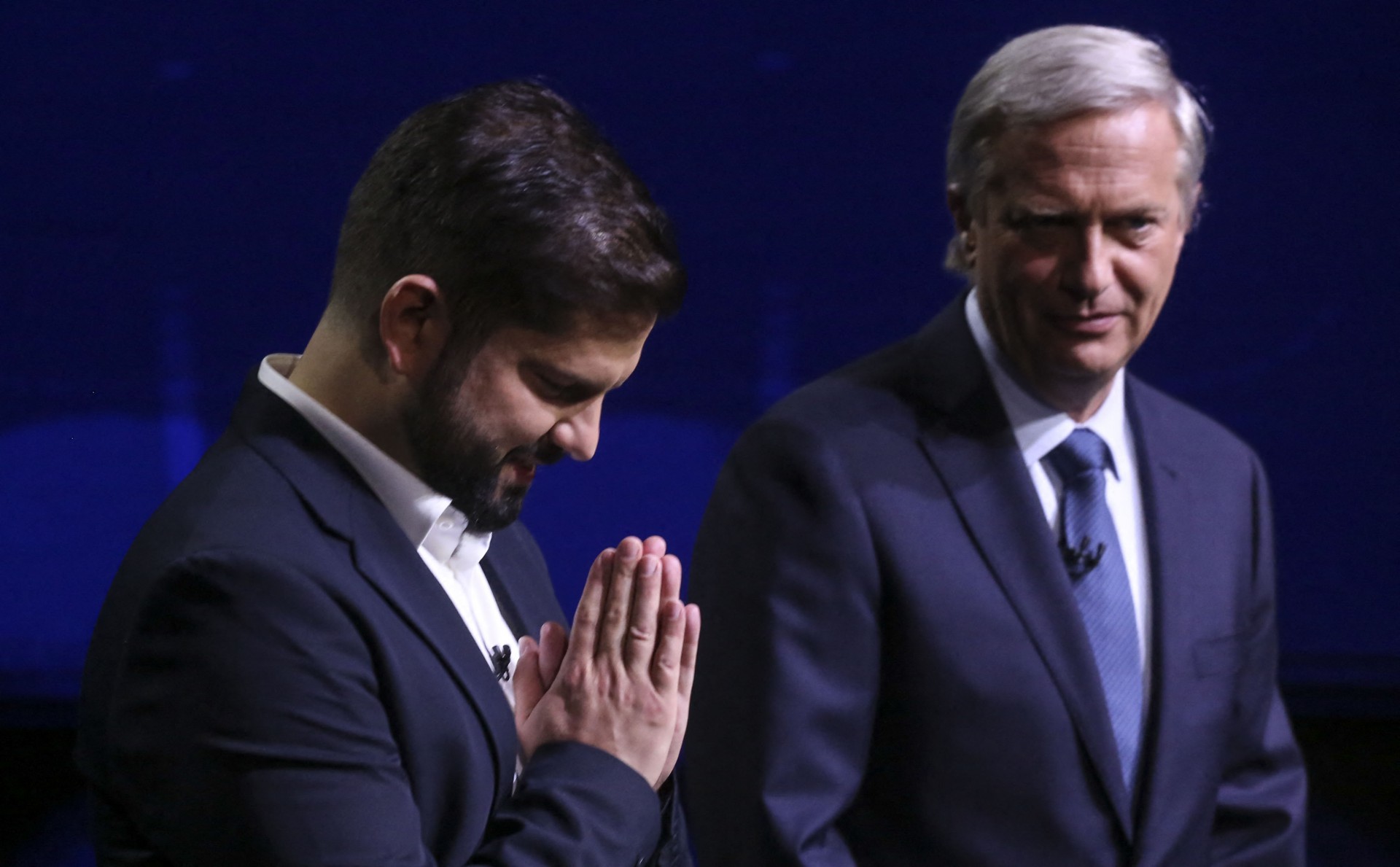 Gabriel Boric (à esquerda) e Jose Antonio Kast, antes do debate para presidente(Foto: ELVIS GONZALEZ / POOL / AFP)