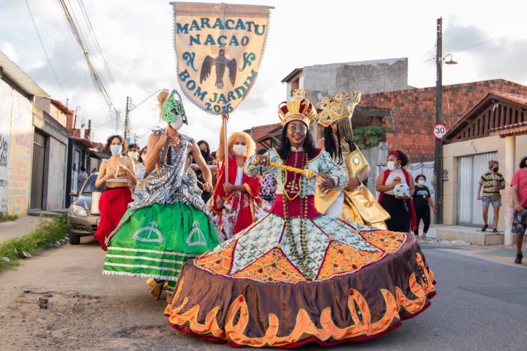 Registro do cortejo do Maracatu Nação Bom Jardim, apoiado pelo centro cultural, com o Batuque de Mulher(Foto: Flávia Almeida / divulgação)