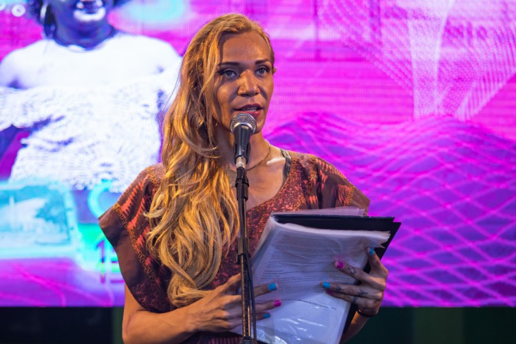 Na semana de aniversário do CCBJ, a multiatista Stefany Mendes participou como apresentadora (Foto: Flávia Almeida / divulgação)