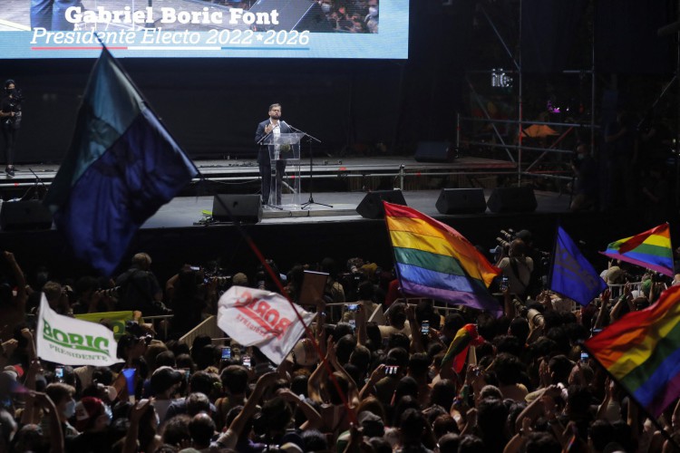O presidente eleito do Chile, Gabriel Boric, fala aos apoiadores após os resultados oficiais do segundo turno da eleição presidencial, em Santiago, em 19 de dezembro de 2021.(Foto: JAVIER TORRES / AFP)