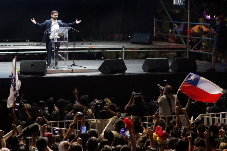 O presidente eleito do Chile, Gabriel Boric, fala aos apoiadores após os resultados oficiais do segundo turno da eleição presidencial, em Santiago, em 19 de dezembro de 2021.(Foto: JAVIER TORRES / AFP)
