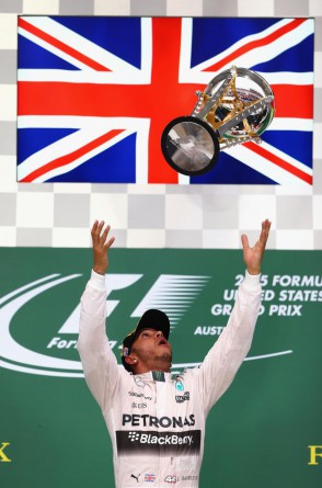 Lewis Hamilton lança o troféu ao ar após vencer o Grande Prêmio de Fórmula 1 dos Estados Unidos de 2015(Foto: CLIVE MASON)